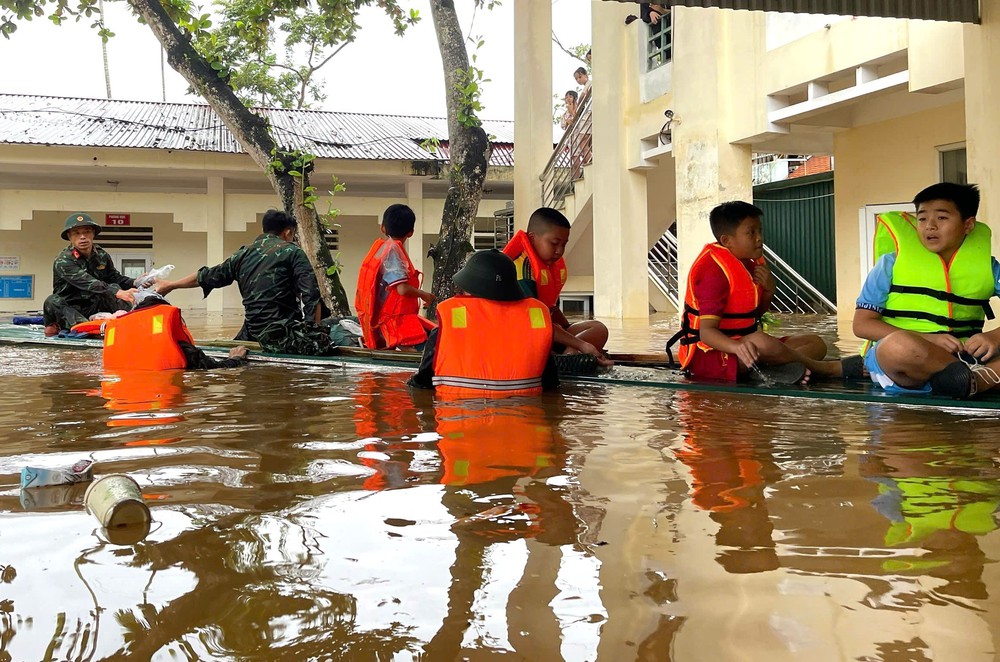 Ảnh hưởng bão số 10: Xuyên đêm, căng mình cùng nhân dân khắc phục hậu quả thiên tai - Ảnh 5.