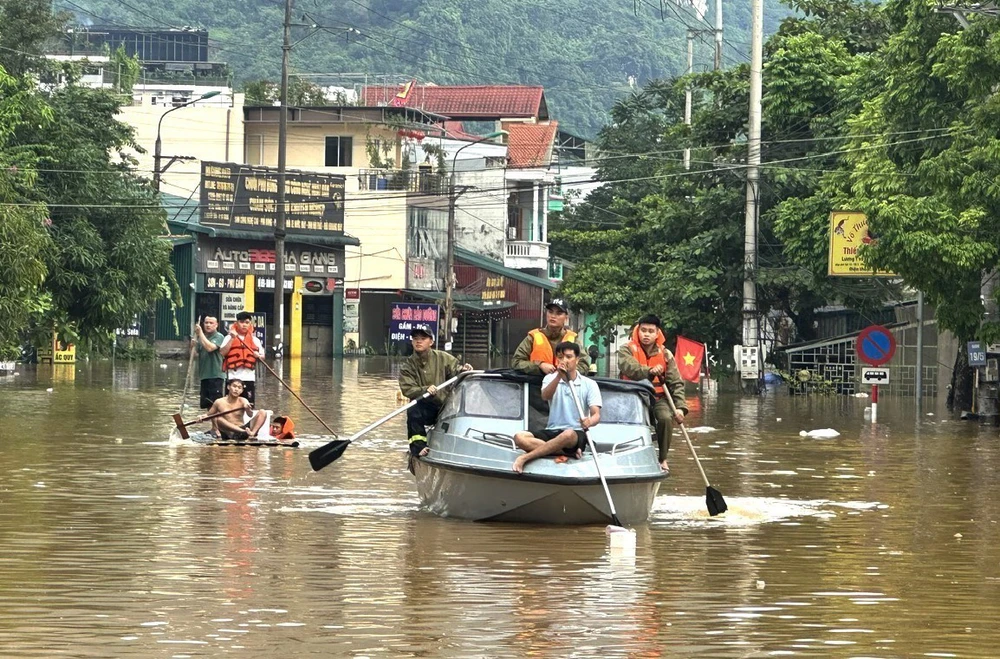 Ảnh hưởng bão số 10: Xuyên đêm, căng mình cùng nhân dân khắc phục hậu quả thiên tai - Ảnh 7.