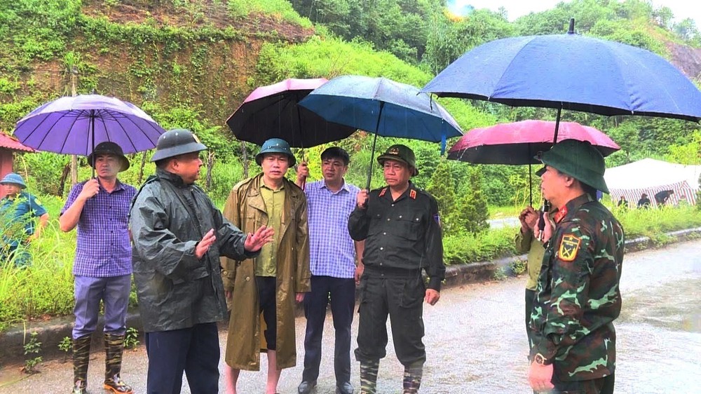 Ảnh hưởng bão số 10: Xuyên đêm, căng mình cùng nhân dân khắc phục hậu quả thiên tai - Ảnh 1.