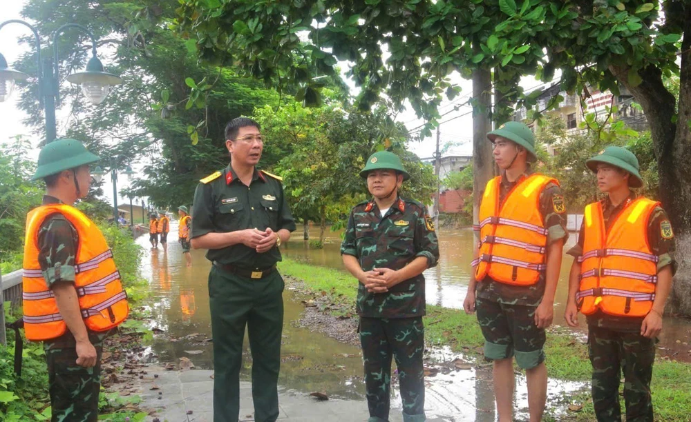 Ảnh hưởng bão số 10: Xuyên đêm, căng mình cùng nhân dân khắc phục hậu quả thiên tai - Ảnh 2.