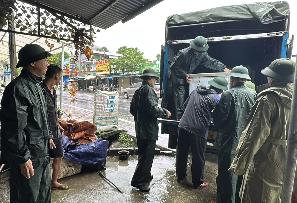 Ảnh hưởng bão số 10: Xuyên đêm, căng mình cùng nhân dân khắc phục hậu quả thiên tai - Ảnh 3.