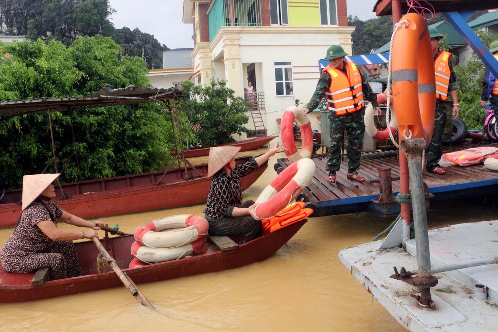 Nghĩa cử đẹp của nghệ sĩ Việt ủng hộ đồng bào ảnh hưởng cơn bão số 10 - Ảnh 1.