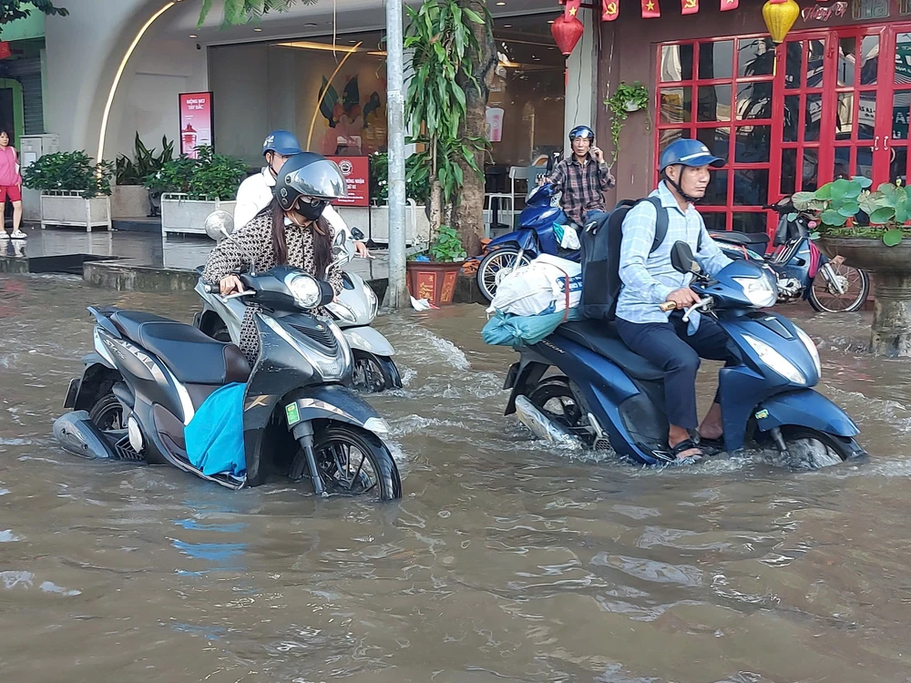  Sáng 2/10, Hà Nội vẫn còn nhiều điểm ngập úng - Ảnh 5.