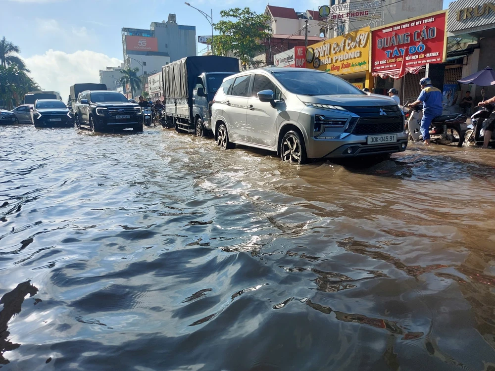  Sáng 2/10, Hà Nội vẫn còn nhiều điểm ngập úng - Ảnh 3.