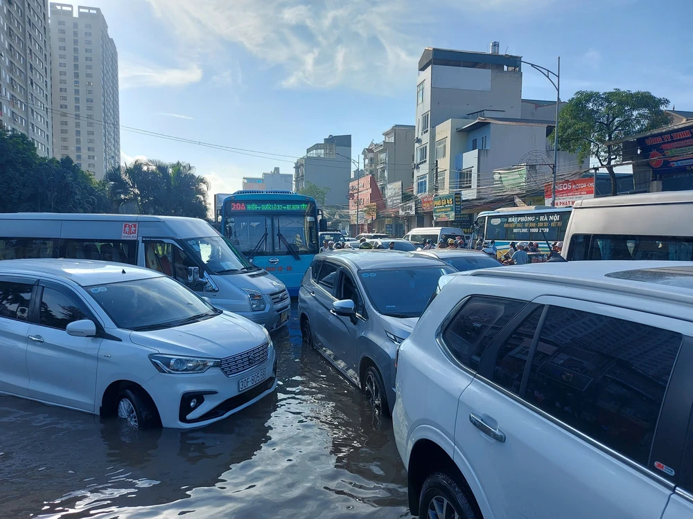  Sáng 2/10, Hà Nội vẫn còn nhiều điểm ngập úng - Ảnh 1.