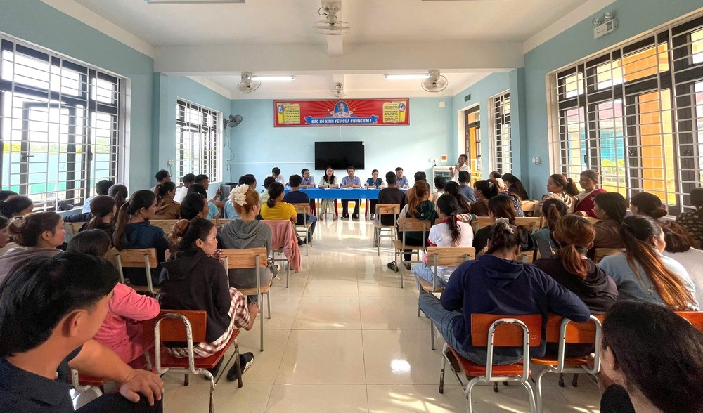 Tạm đình chỉ Phó Hiệu trưởng có hành vi gây bức xúc sau vụ học sinh nhập viện nghi do ngộ độc - Ảnh 2.