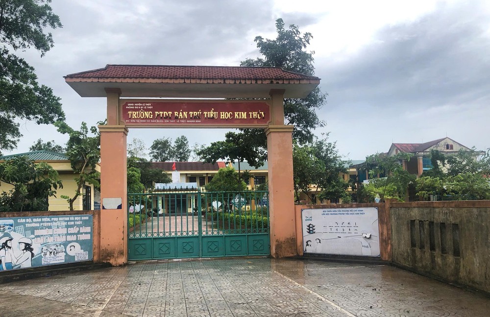 Tạm đình chỉ Phó Hiệu trưởng có hành vi gây bức xúc sau vụ học sinh nhập viện nghi do ngộ độc - Ảnh 1.