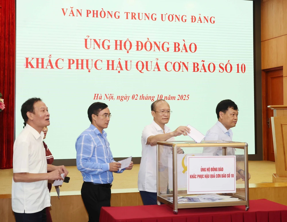 Văn phòng Trung ương tổ chức quyên góp, ủng hộ đồng bào khắc phục hậu quả cơn bão số 10 - Ảnh 4.