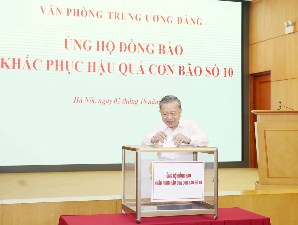 Văn phòng Trung ương tổ chức quyên góp, ủng hộ đồng bào khắc phục hậu quả cơn bão số 10 - Ảnh 1.