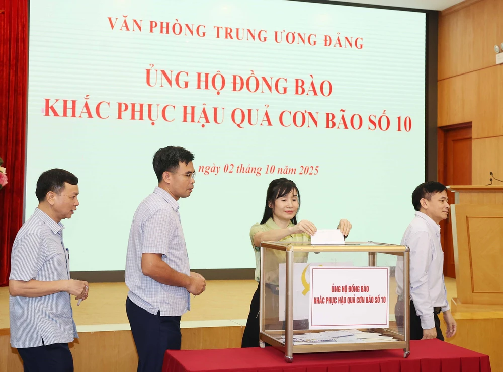 Văn phòng Trung ương tổ chức quyên góp, ủng hộ đồng bào khắc phục hậu quả cơn bão số 10 - Ảnh 3.