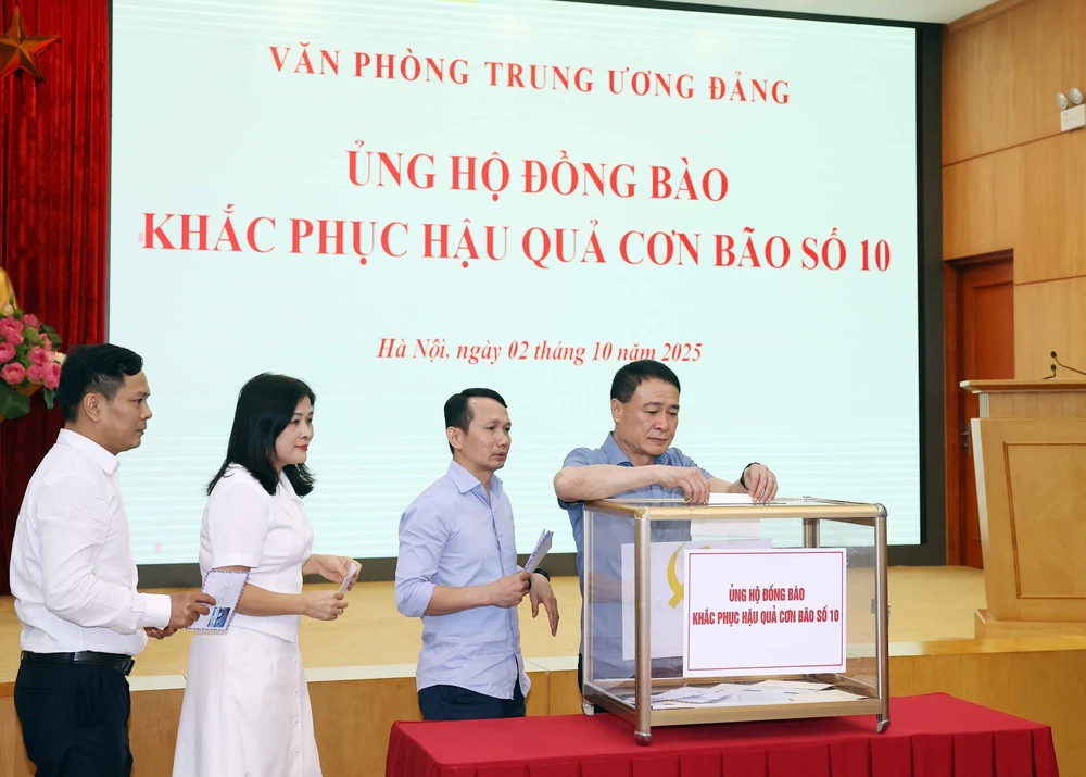 Văn phòng Trung ương tổ chức quyên góp, ủng hộ đồng bào khắc phục hậu quả cơn bão số 10 - Ảnh 2.