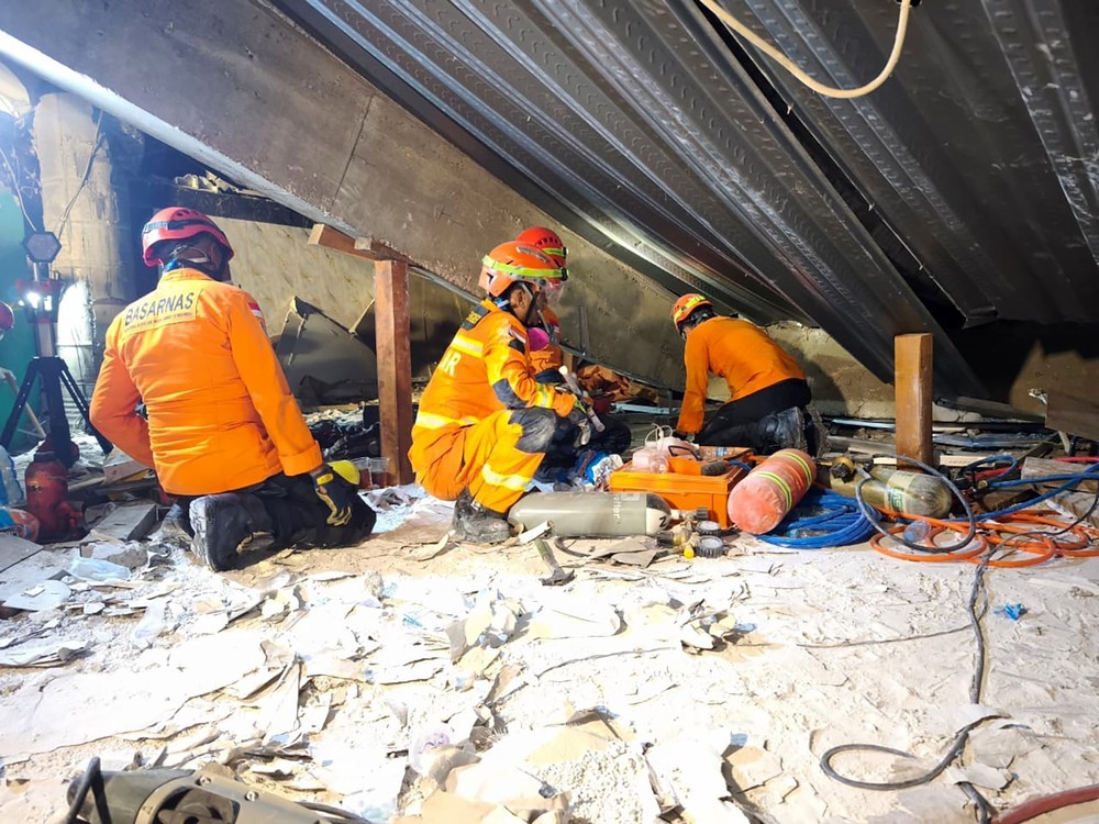 Vụ sập trường học tại Indonesia: Không còn dấu hiệu sự sống - Ảnh 4.