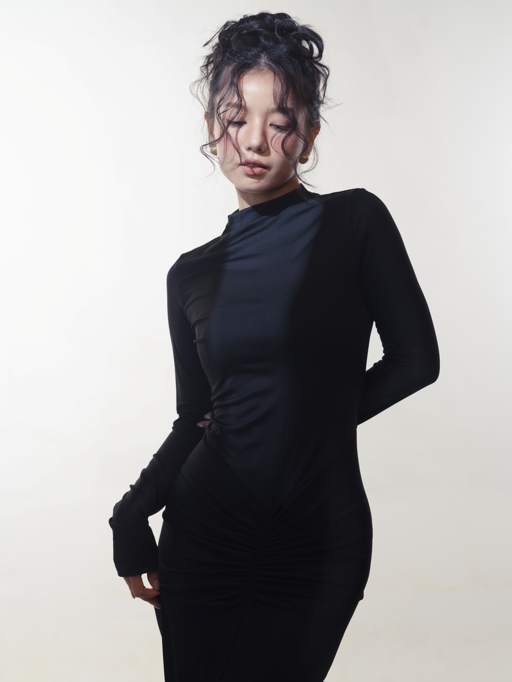 Hạ Anh đánh dấu bước chuyển hình ảnh sau “Mưa đỏ” - Ảnh 3.