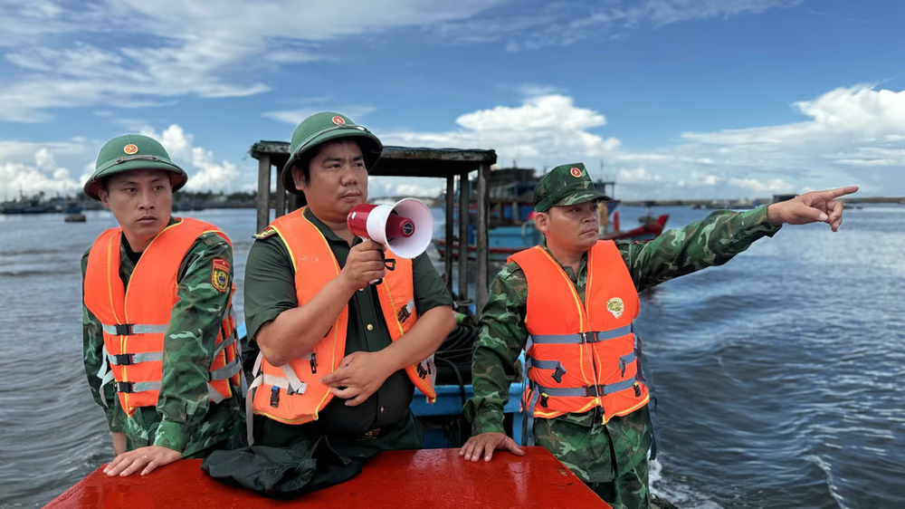Thủ tướng Chính phủ yêu cầu chủ động triển khai các biện pháp ứng phó với bão số 12 và mưa lũ - Ảnh 1.