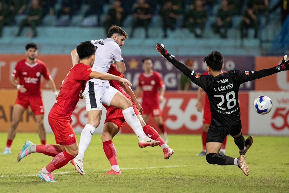 Cựu thủ môn U23 Việt Nam mắc sai lầm chết người, Đà Nẵng thua ngược Thể Công Viettel - Ảnh 1.