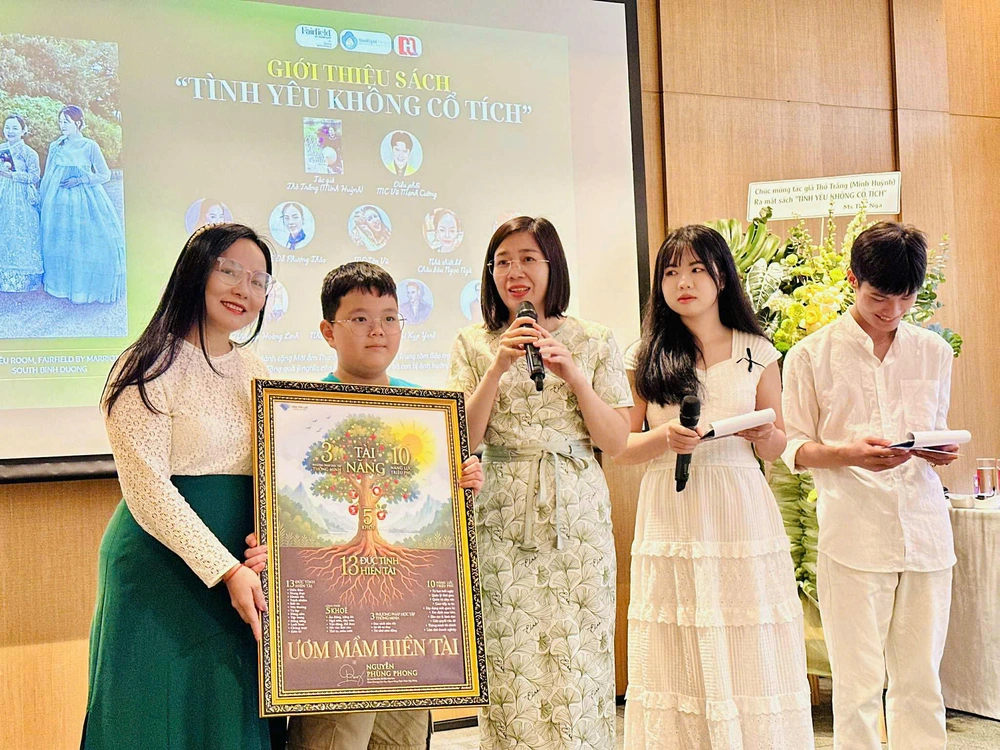 Ra mắt sách &quot;Tình yêu không cổ tích&quot;: Lan tỏa yêu thương, gieo mầm nhân ái - Ảnh 2.