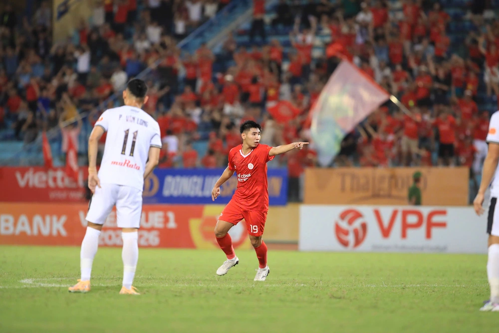 Cựu thủ môn U23 Việt Nam mắc sai lầm chết người, Đà Nẵng thua ngược Thể Công Viettel - Ảnh 2.