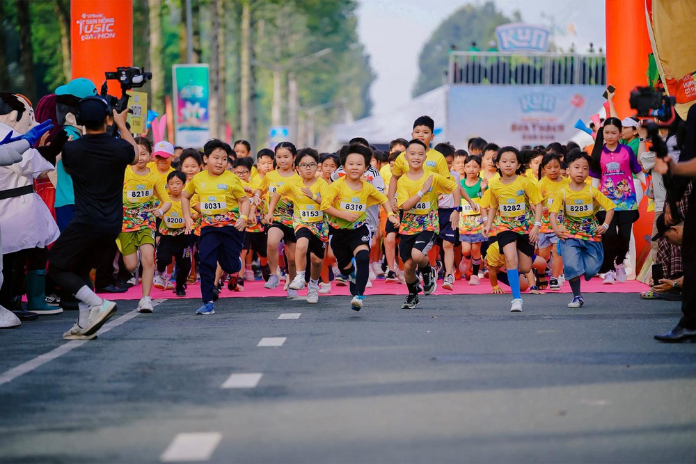 Hơn 2.000 vận động viên nhí hào hứng tham gia KUN Fun Run Đồng Tháp 2025 - Ảnh 1.