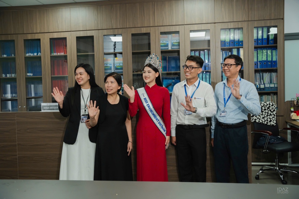 Hoa hậu Trần Thị Mỹ Linh xúc động khi về thăm trường cũ - Ảnh 1.