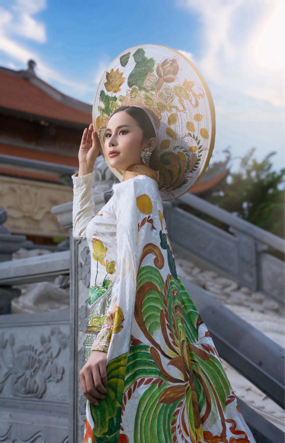 Bản sắc Việt rực rỡ trong từng đường nét áo dài của NTK Tommy Nguyễn - Ảnh 1.