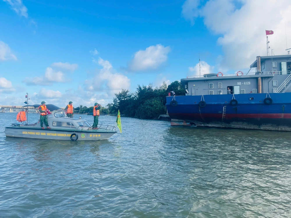 Huế kêu gọi tàu thuyền vào bờ tránh trú bão số 12 - Ảnh 2.