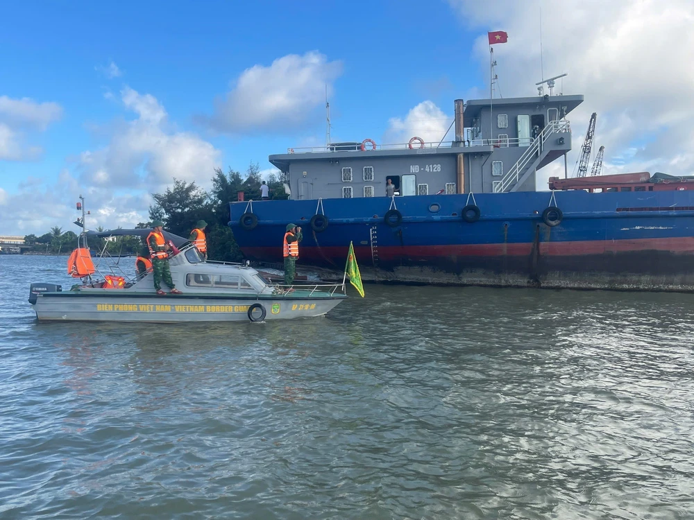 Huế kêu gọi tàu thuyền vào bờ tránh trú bão số 12 - Ảnh 1.