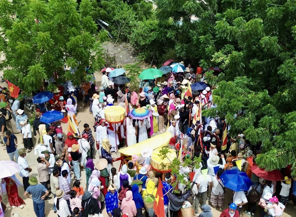 Lễ rước y trang Katê: Sợi chỉ đỏ thắt chặt tình đoàn kết Chăm – Raglai - Ảnh 6. Lễ rước y trang Katê: Sợi chỉ đỏ thắt chặt tình đoàn kết Chăm – Raglai - Ảnh 6.