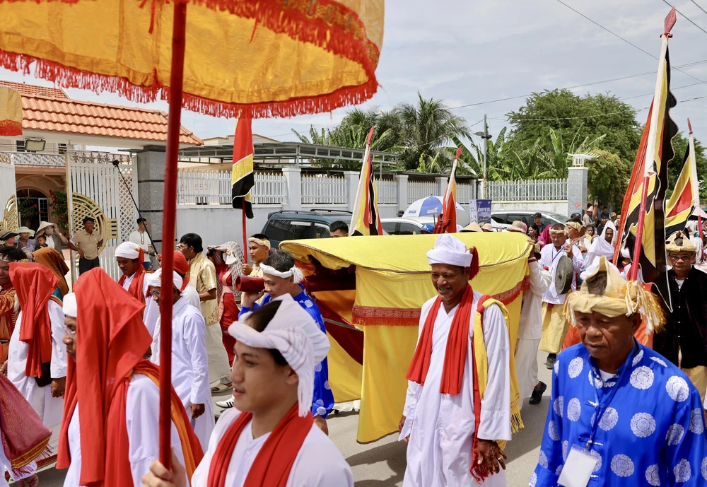 Lễ rước y trang Katê: Sợi chỉ đỏ thắt chặt tình đoàn kết Chăm – Raglai - Ảnh 9. Lễ rước y trang Katê: Sợi chỉ đỏ thắt chặt tình đoàn kết Chăm – Raglai - Ảnh 9.
