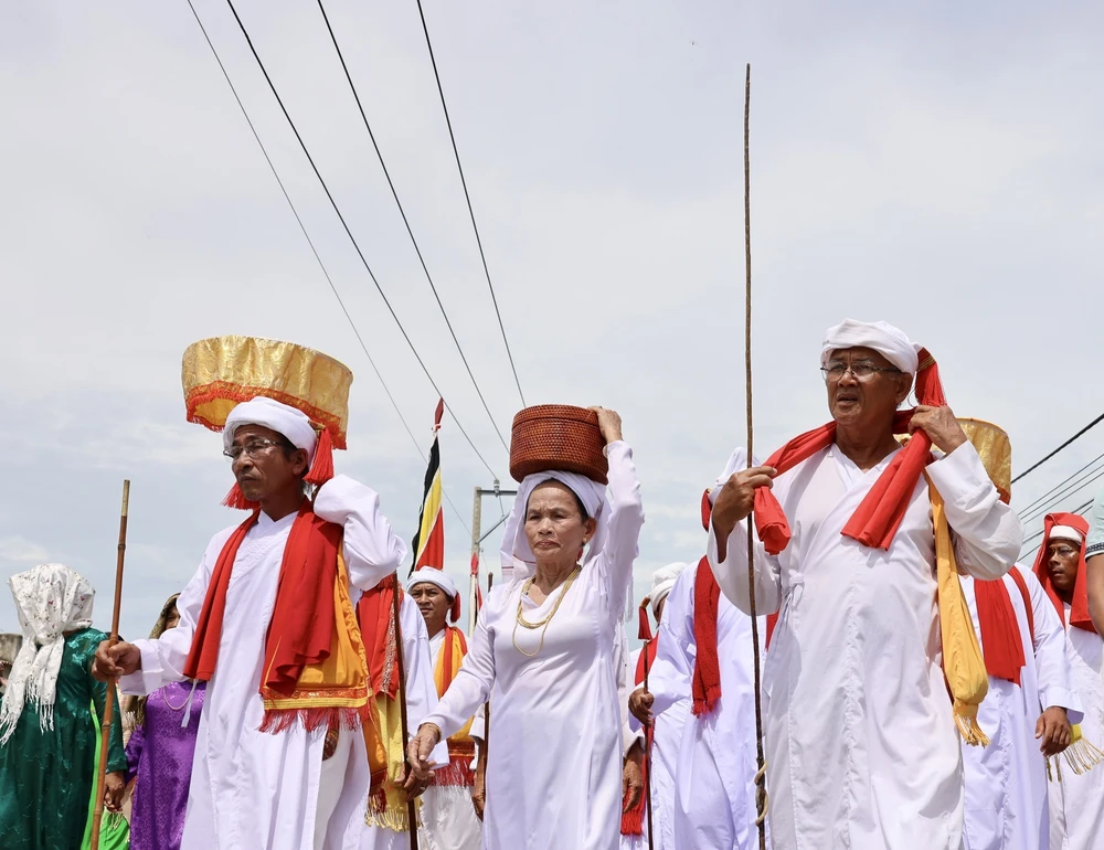Lễ rước y trang Katê: Sợi chỉ đỏ thắt chặt tình đoàn kết Chăm – Raglai - Ảnh 8. Lễ rước y trang Katê: Sợi chỉ đỏ thắt chặt tình đoàn kết Chăm – Raglai - Ảnh 8.