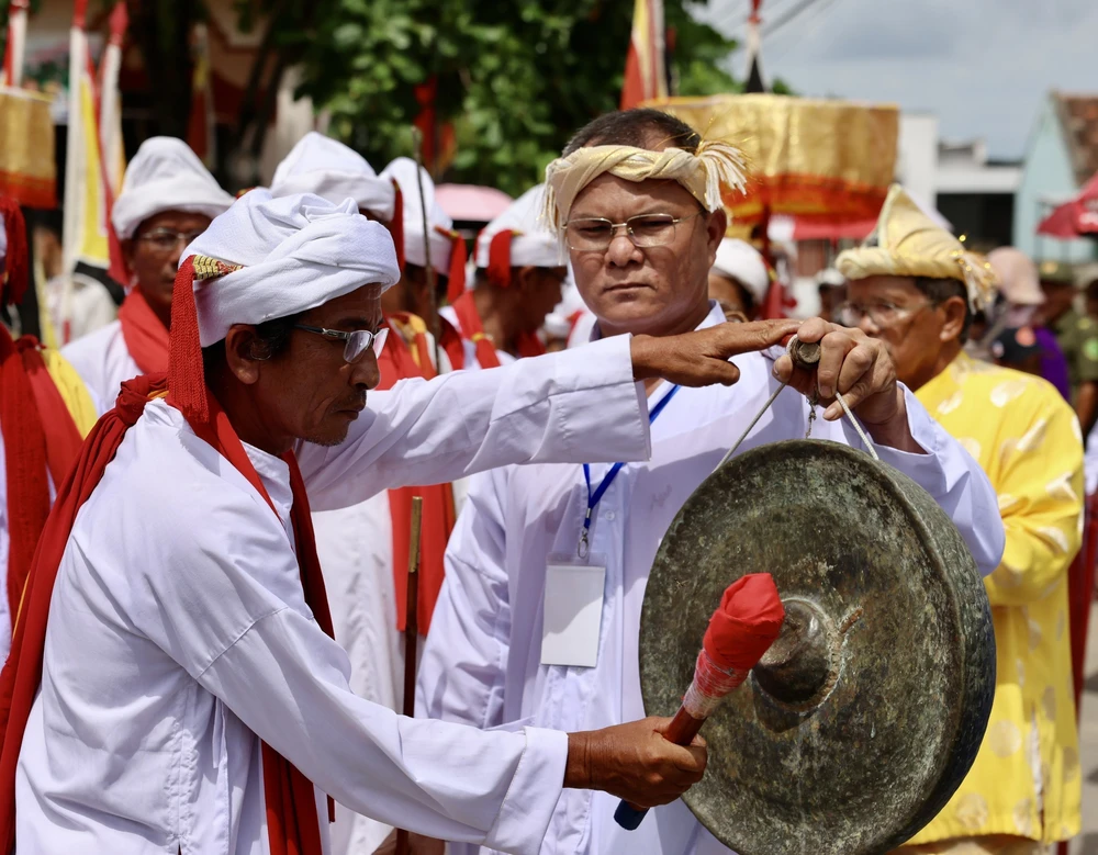 Lễ rước y trang Katê: Sợi chỉ đỏ thắt chặt tình đoàn kết Chăm – Raglai - Ảnh 4. Lễ rước y trang Katê: Sợi chỉ đỏ thắt chặt tình đoàn kết Chăm – Raglai - Ảnh 4.