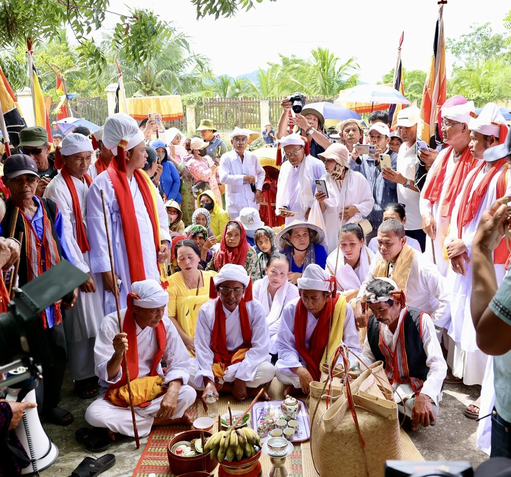 Lễ rước y trang Katê: Sợi chỉ đỏ thắt chặt tình đoàn kết Chăm – Raglai - Ảnh 7. Lễ rước y trang Katê: Sợi chỉ đỏ thắt chặt tình đoàn kết Chăm – Raglai - Ảnh 7.
