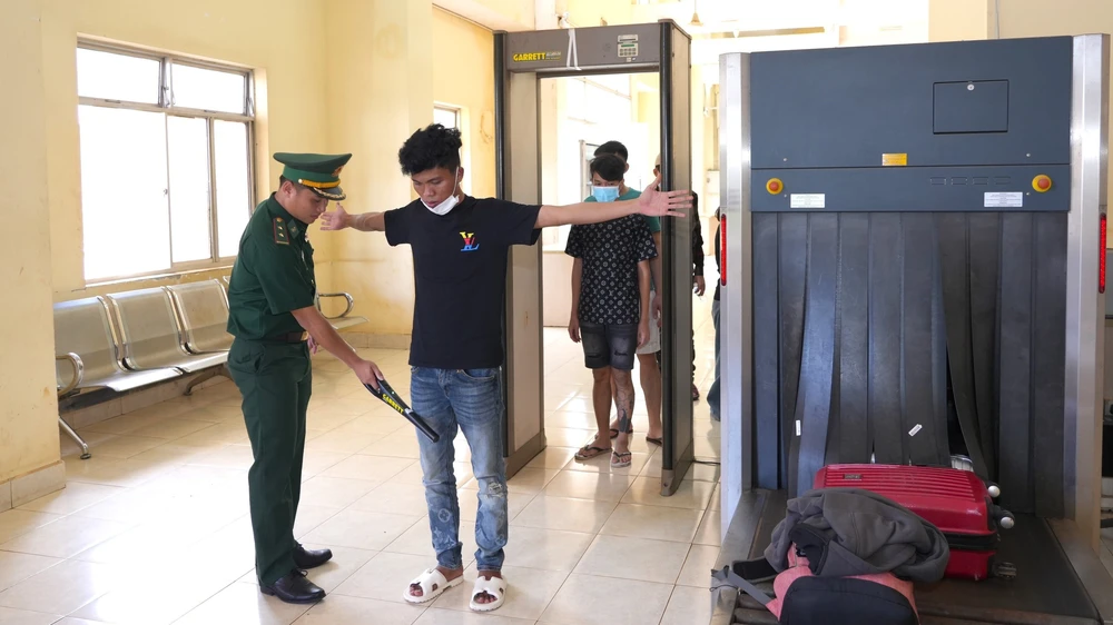 Tây Ninh: Hoàn thành tiếp nhận 15 công dân Việt Nam do phía Campuchia trao trả - Ảnh 7.