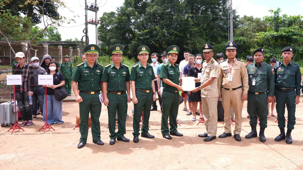 Tây Ninh: Hoàn thành tiếp nhận 15 công dân Việt Nam do phía Campuchia trao trả - Ảnh 3.