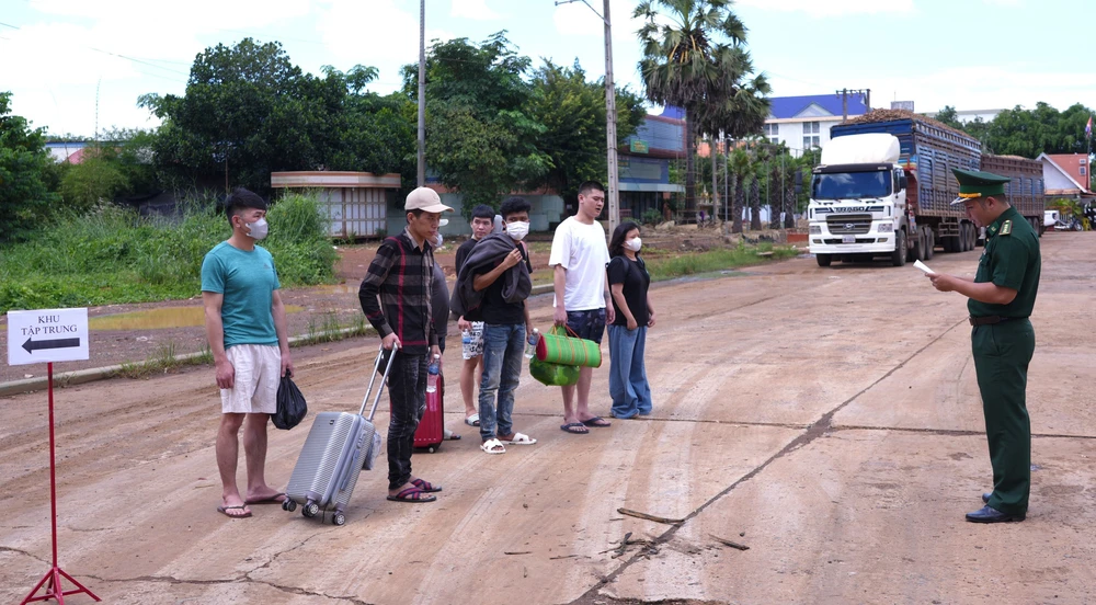 Tây Ninh: Hoàn thành tiếp nhận 15 công dân Việt Nam do phía Campuchia trao trả - Ảnh 6.