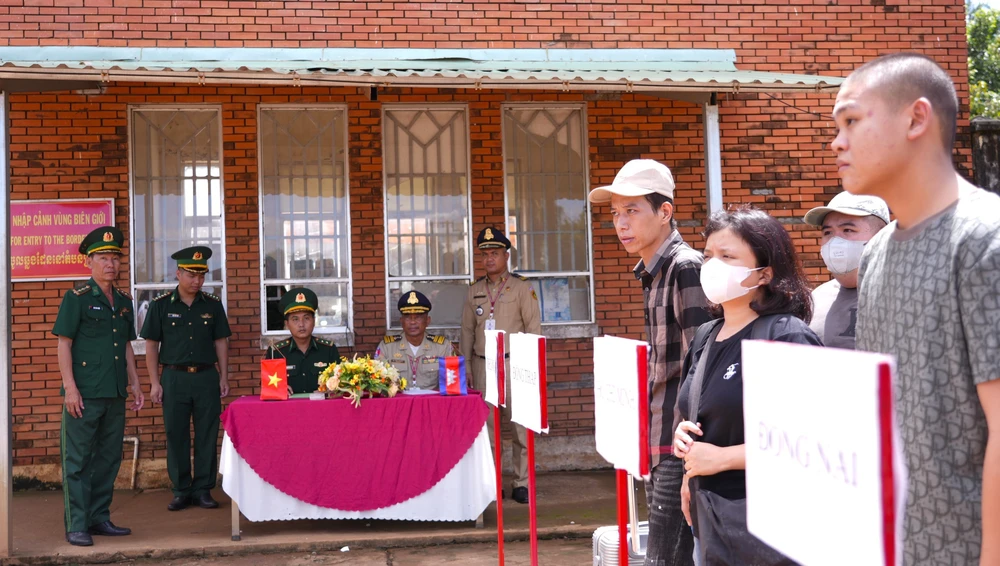 Tây Ninh: Hoàn thành tiếp nhận 15 công dân Việt Nam do phía Campuchia trao trả - Ảnh 1.