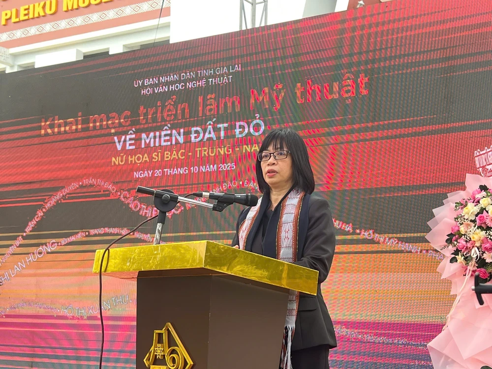 Triển lãm “Về miền đất đỏ” tôn vinh nữ họa sĩ ba miền - Ảnh 1.
