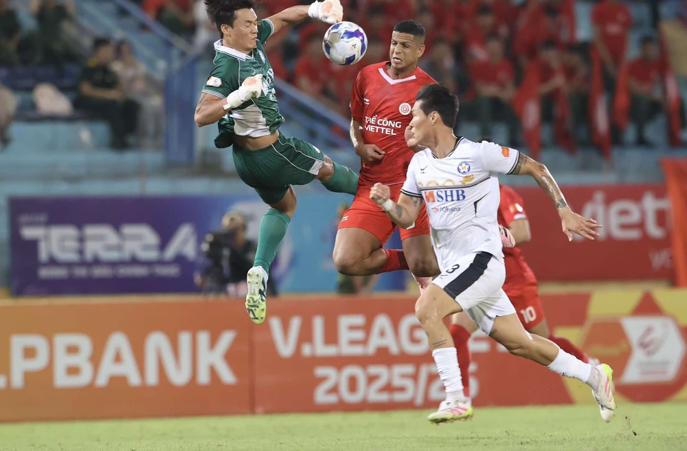 Thủ môn Bùi Tiến Dũng đứt dây chằng đầu gối, nghỉ thi đấu hết mùa V-League 2025/26 - Ảnh 1.