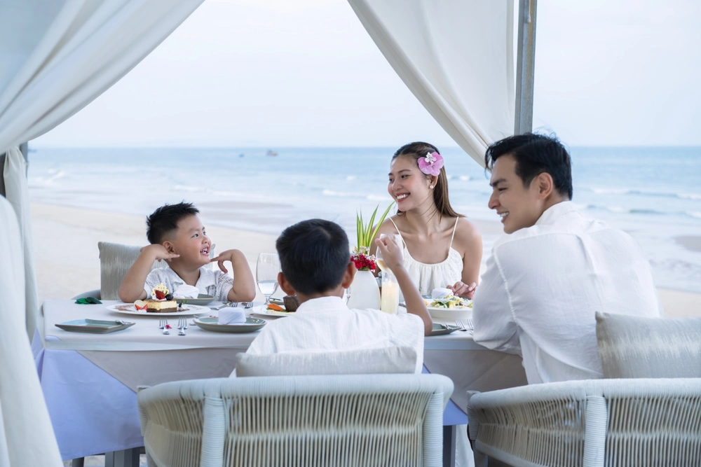 Gần 8 năm kết hôn, cuộc sống Chúng Huyền Thanh giờ ra sao? - Ảnh 2.