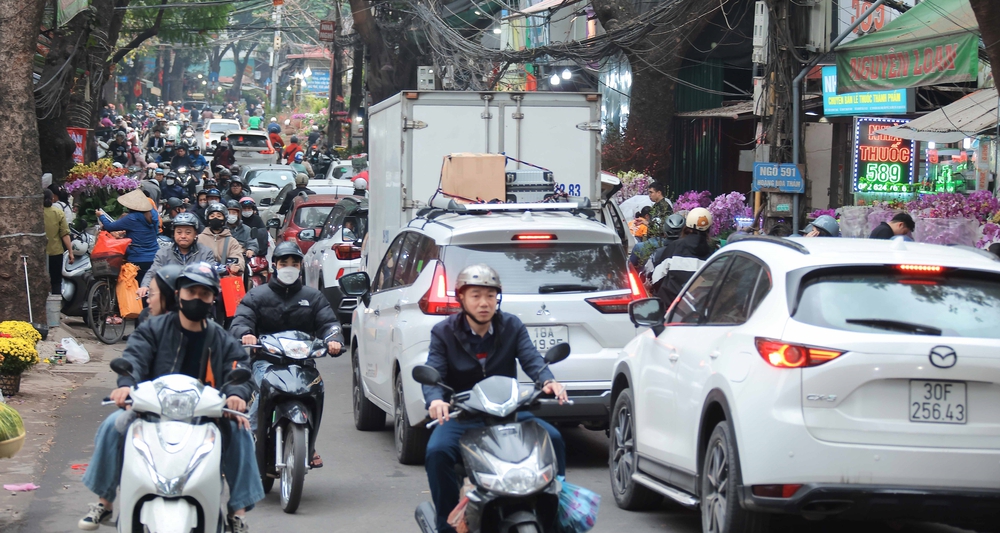 Nhiều ý kiến góp ý giảm ùn tắc giao thông trên địa bàn Thủ đô - Ảnh 3.