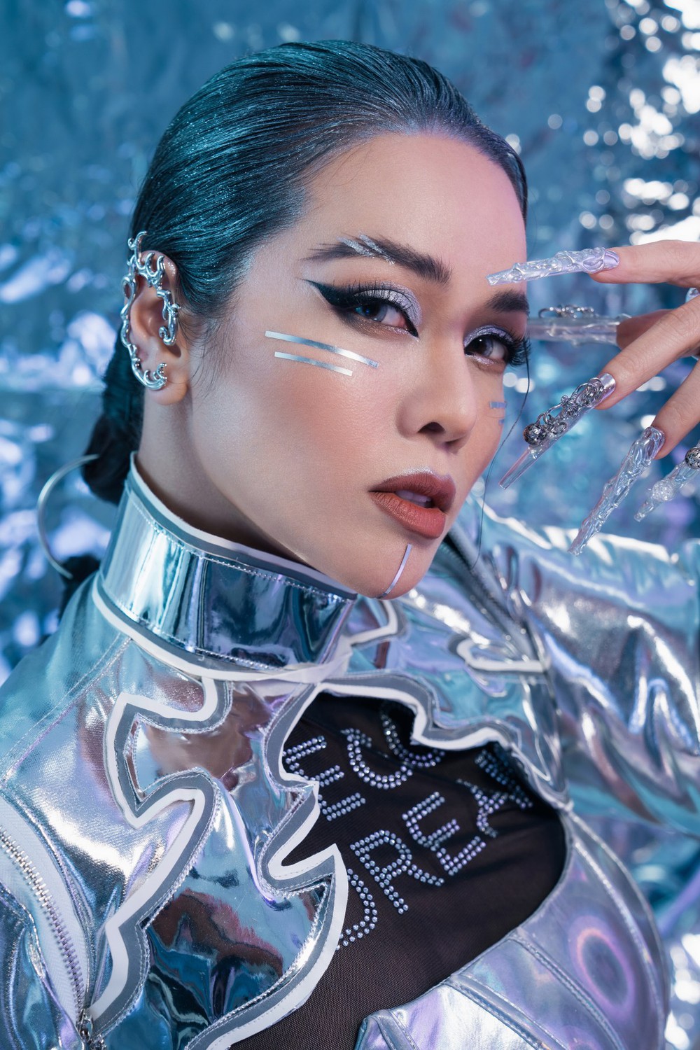 Nhật Kim Anh tái xuất âm nhạc với MV “Cát bụi dần tan  trôi” - Ảnh 3.