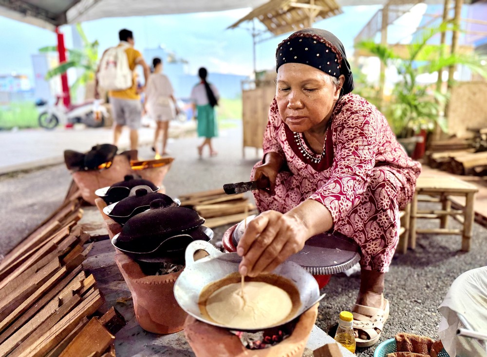 Bánh bò nướng Ha Cô - Tinh hoa ẩm thực của người Chăm tại An Giang - Ảnh 4. Bánh bò nướng Ha Cô - Tinh hoa ẩm thực của người Chăm tại An Giang - Ảnh 4.