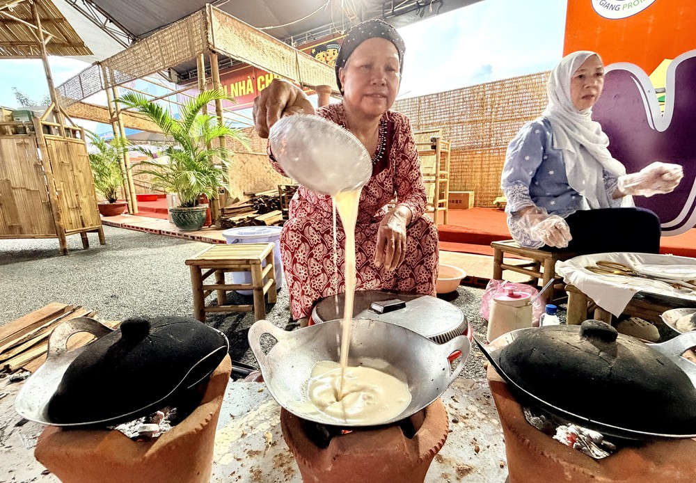 Bánh bò nướng Ha Cô - Tinh hoa ẩm thực của người Chăm tại An Giang - Ảnh 2. Bánh bò nướng Ha Cô - Tinh hoa ẩm thực của người Chăm tại An Giang - Ảnh 2.