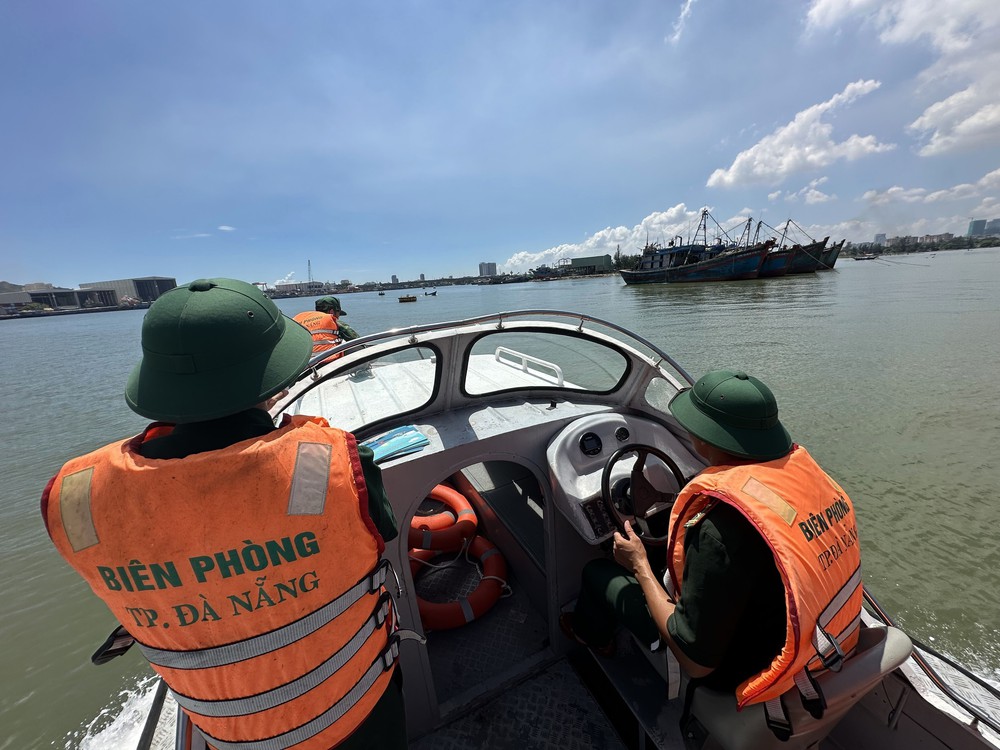 Bão số 12 tiếp tục đổi hướng cách thành phố Đà Nẵng 420 km - Ảnh 2.