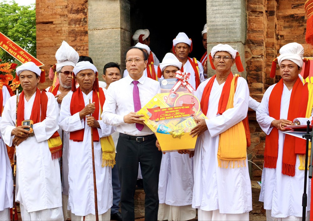 Hàng ngàn người dân, du khách nô nức tham dự Lễ hội Katê 2025 - Ảnh 3.