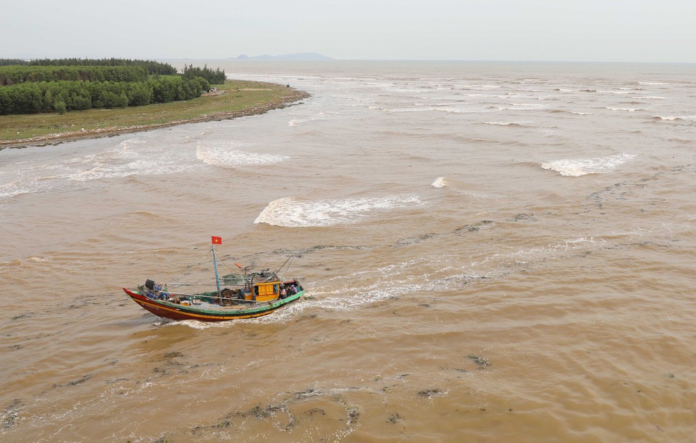 Tin dự báo gió mạnh, sóng lớn và mưa dông trên biển - Ảnh 1.