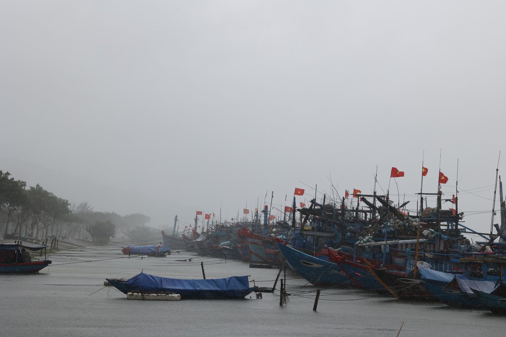 Đề phòng nước dâng ở vùng ven bờ, ven biển từ Quảng Trị tới Đà Nẵng - Ảnh 2.