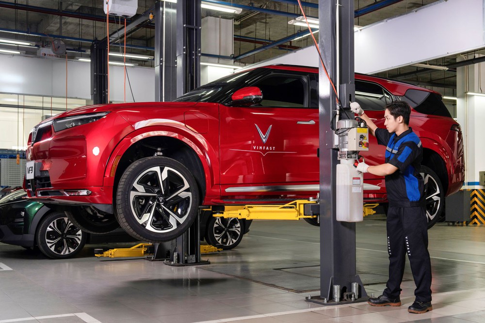 Vinfast và Honda hỗ trợ khách hàng sửa chữa xe hư hỏng vì mưa lũ - Ảnh 1.