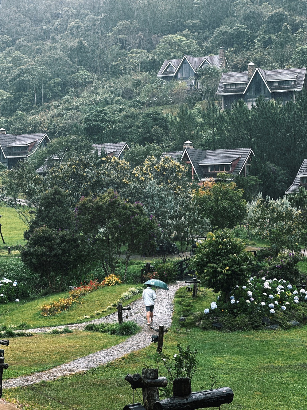 Trải nghiệm Halloween giữa rừng thu Lat Valley Reatreat Village - Ảnh 1.