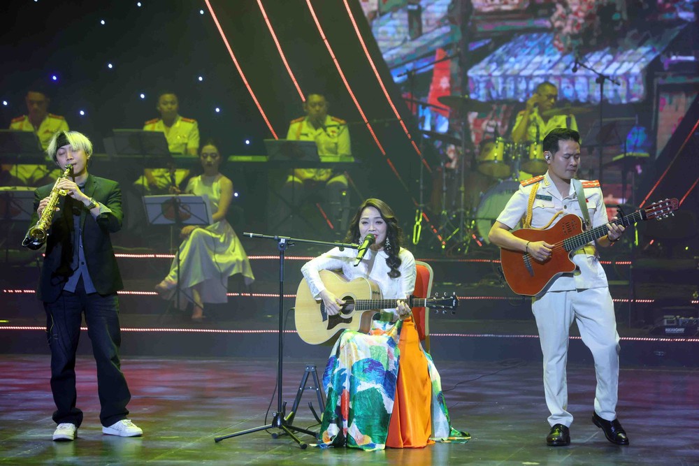 Chương trình nghệ thuật “Thắp sáng yêu thương” gây quỹ ủng hộ đồng bào vùng lũ lụt - Ảnh 1.