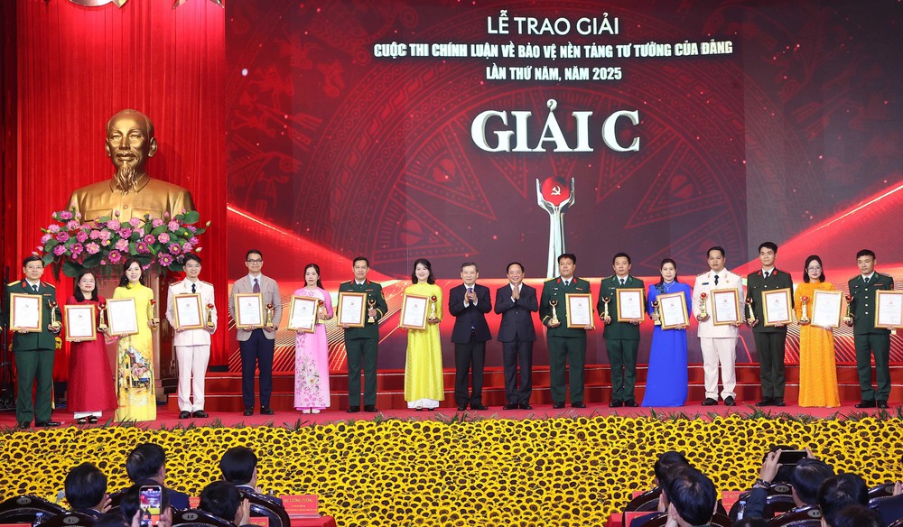 Lễ trao giải Cuộc thi chính luận về bảo vệ nền tảng tư tưởng của Đảng lần thứ năm - Ảnh 13.